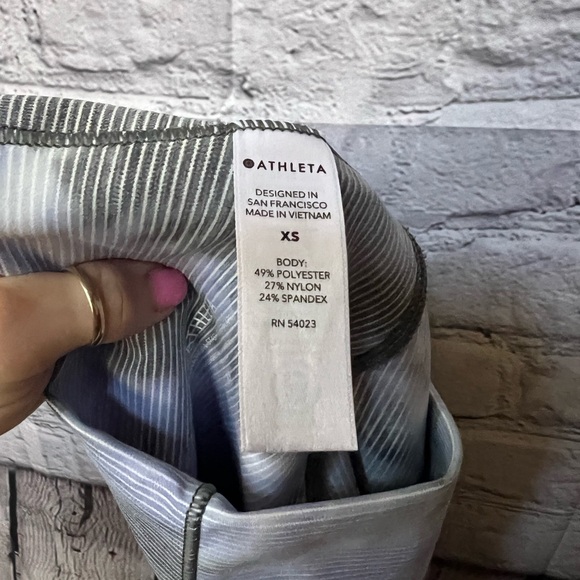 ATHLETA Salutation Stash Pocket II Capri - Picture 7 of 9